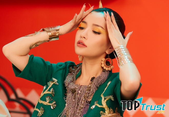Bích Phương với hình ảnh ma mị trong Bùa yêu