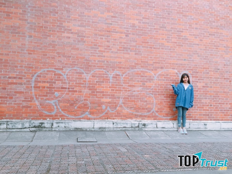 Bức tường đơn giản nhưng lại chụp được nhiều kiểu độc đáo lắm nhé! (Ảnh Fb Lục Kiều Trang)