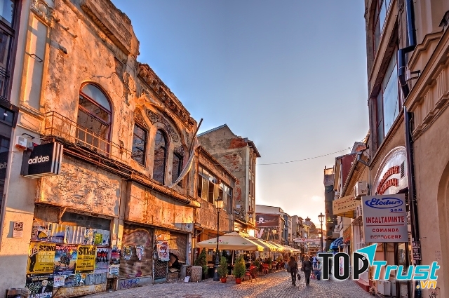 Những con đường xinh xắn tại những con phố cổ của Bucharest là một trong những địa điểm hấp dẫn bất kỳ ai.