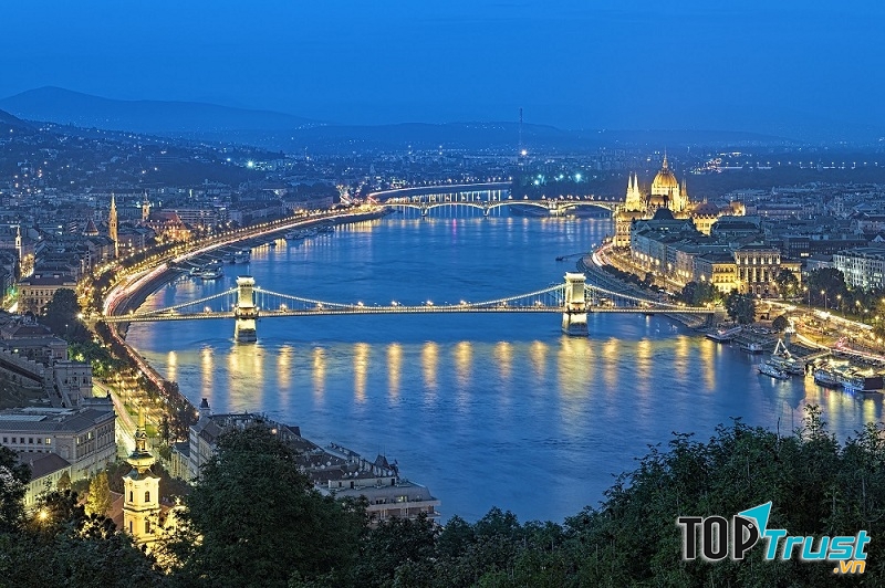 Vẻ đẹp hai bên bờ sông Danube vào buổi tối khi rực ánh đèn