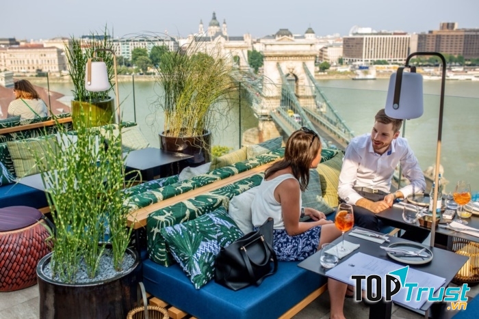 Thủ đô của xinh đẹp của Hungary nằm dọc sông Danube là điểm đến tình yêu hoàn hảo cho các cặp đôi mới cưới.