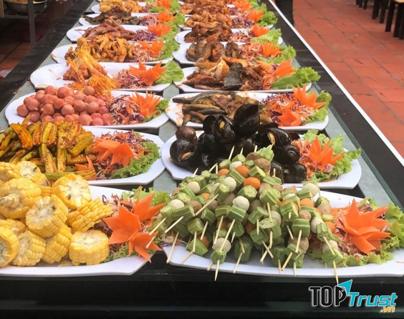 Quán được thiết kế khá thoáng đãng, rộng rãi thoải mái