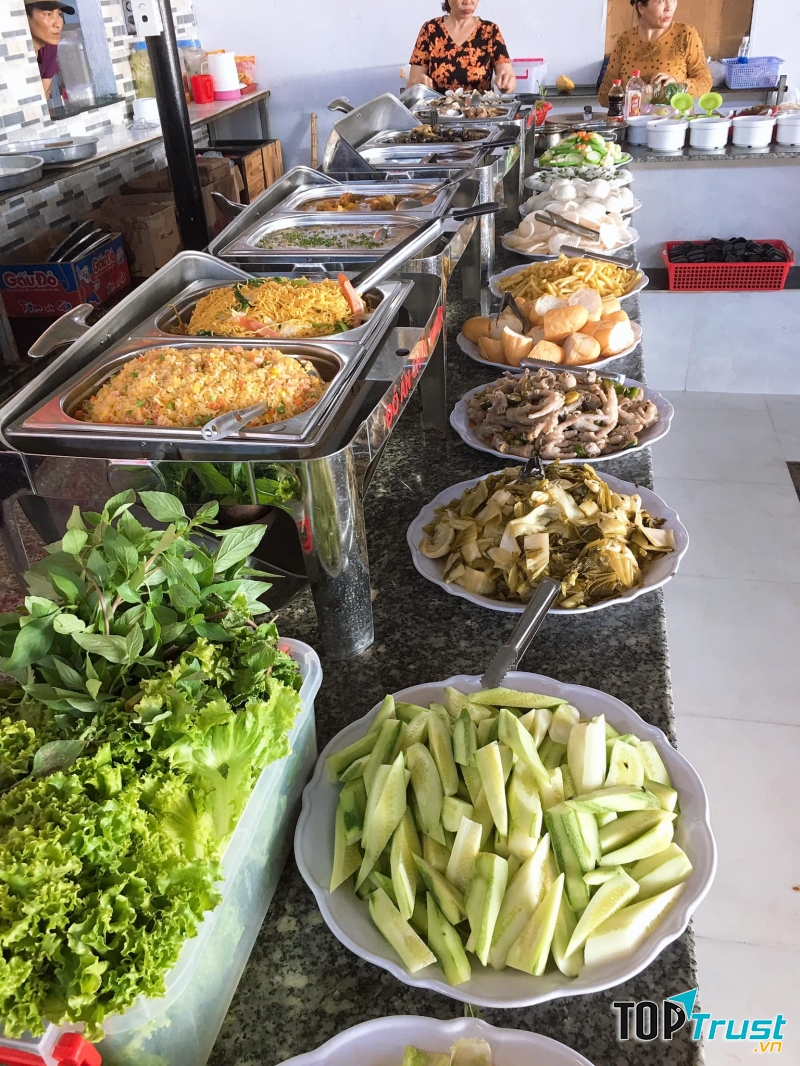 Ngoài hải sản, quán còn phục vụ một số món ăn nhẹ để khách hàng có một bữa ăn trọn vẹn, đầy đủ nhất.