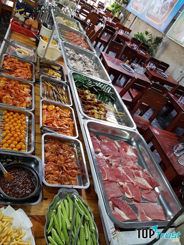Các món ăn tại Buffet Cát Tiên 2 được tẩm ướp kỹ càng, để rồi khi nướng lên sẽ tạo ra những tiếng lách tách, xèo xèo vui tai cùng vị thơm ngon
