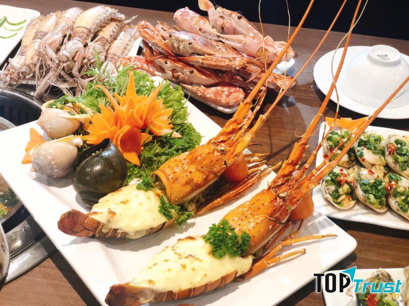 Lẩu ở đây cũng rất đa dạng với 18 loại thịt và hơn 10 loại rau ăn kèm.