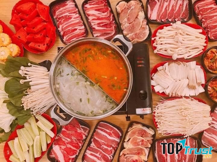 Phần nước lẩu của Lẩu Gia cũng khá hấp dẫn, có vị nêm vừa dùng, bạn có thể gọi hai loại nước lẩu để thưởng thức.