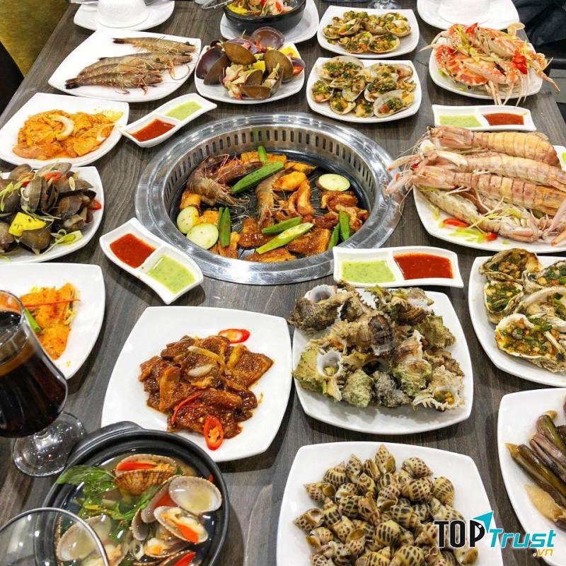 Món ăn với rất nhiều món hải sản tươi sống