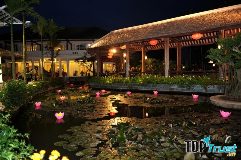 Một góc ở Sen Tây Hồ vào buổi tối