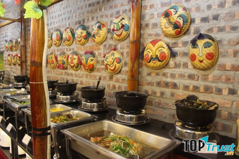 Không gian mộc mạc tại Buffet vườn gợi nhớ đến hương vị quê hương