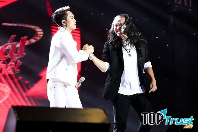 Đức Anh và giám khảo Lê Minh Sơn