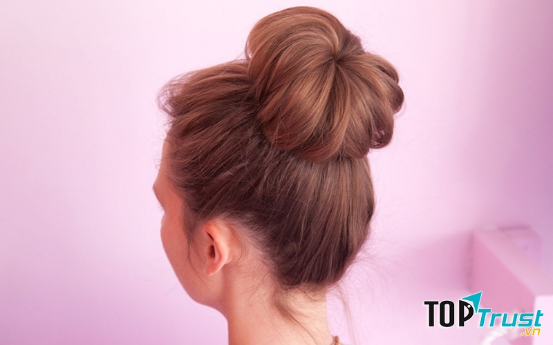 Kiểu búi tóc cao.