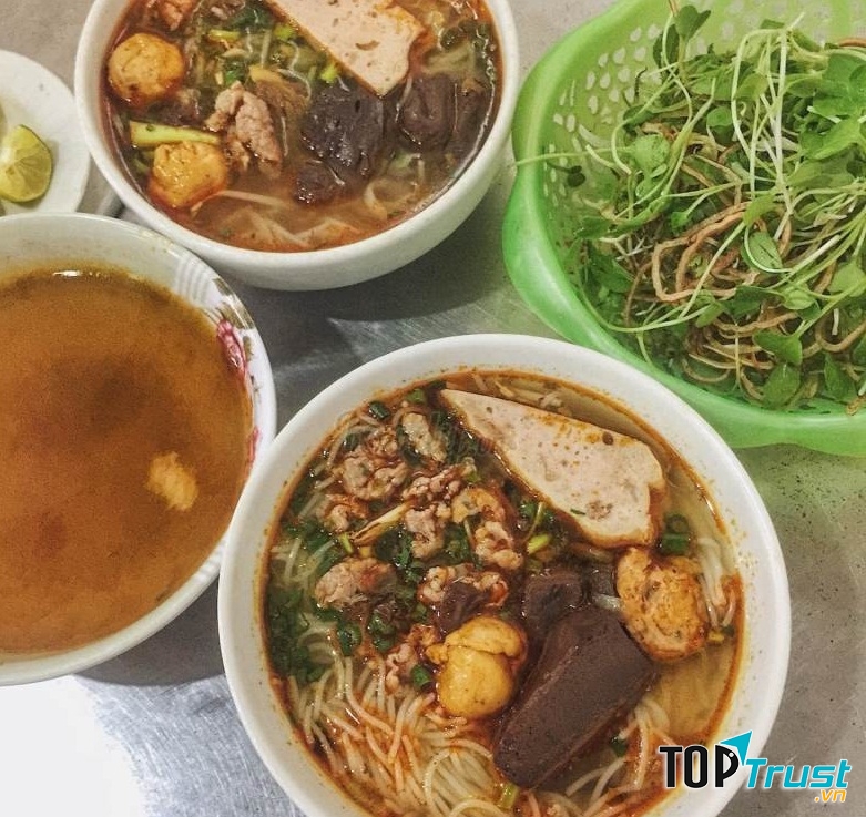 Mỗi bát bún đều được chăm chút rất nhiều, nêm nếm hợp khẩu vị người dân nơi đây.