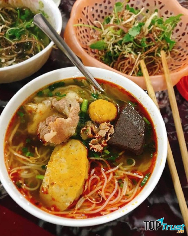 Quán Bún bé Huế được đánh giá cao về chất lượng món ăn, từ nước dùng đên phần sợi và cả topping