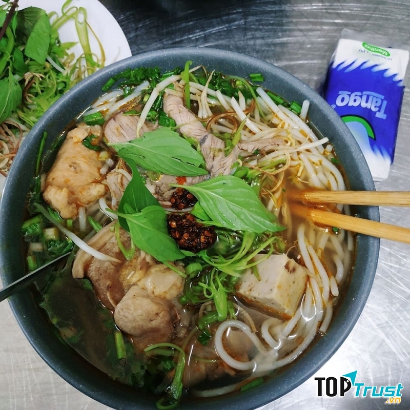 Chả trong mỗi phần bún có có độ giòn và mềm vừa phải