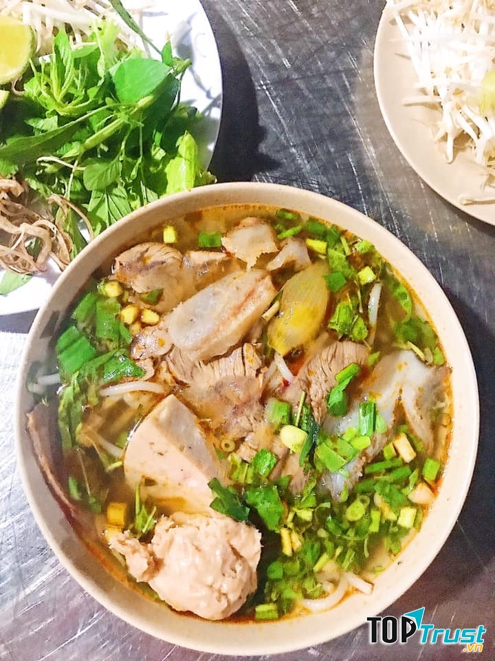 Một tô bún bò nóng hổi, thơm và hài hoà hương vị của quán bún bò 149 có thể chiều lòng cả những vị khách khó tính nhất