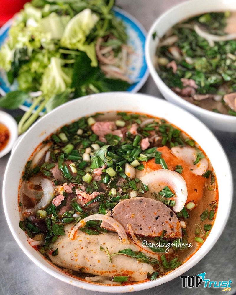 Nước dùng trong, có vị ngọt thanh, đậm đà được nấu từ xương bò hầm