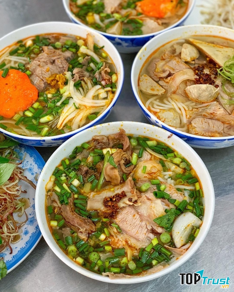 Thịt, chả được cho rất nhiều.﻿