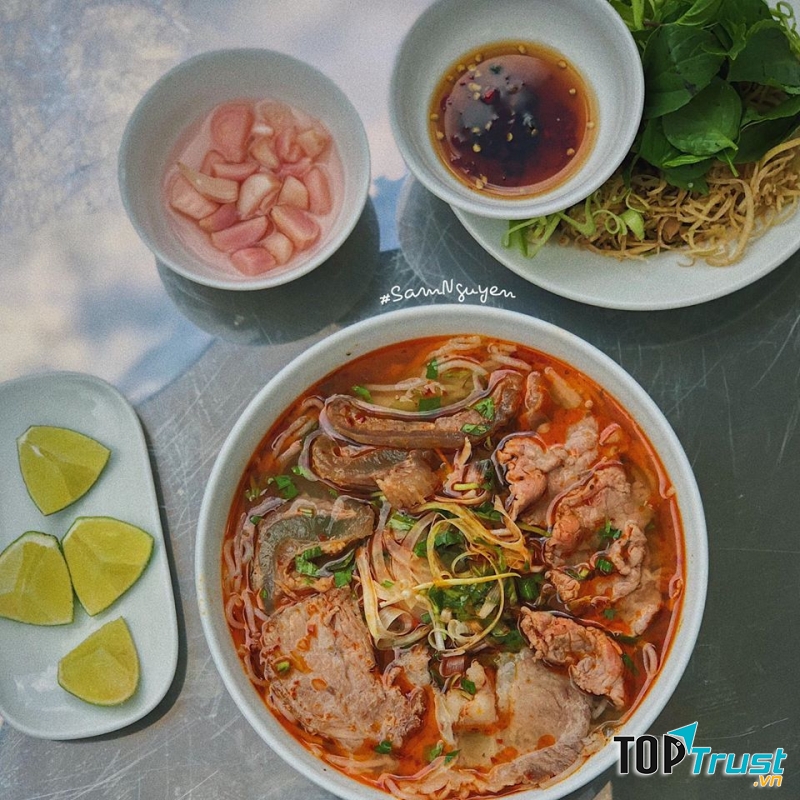 Nước dùng ngon ngọt từ xương, beo béo nhẹ mùi bò thoang thoảng hương xả