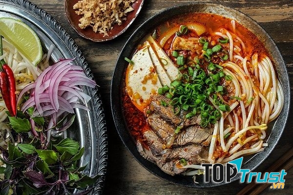 Bún bò Huế thêm chút ớt cay là sự lựa chọn tuyệt vời cho bữa sáng. 