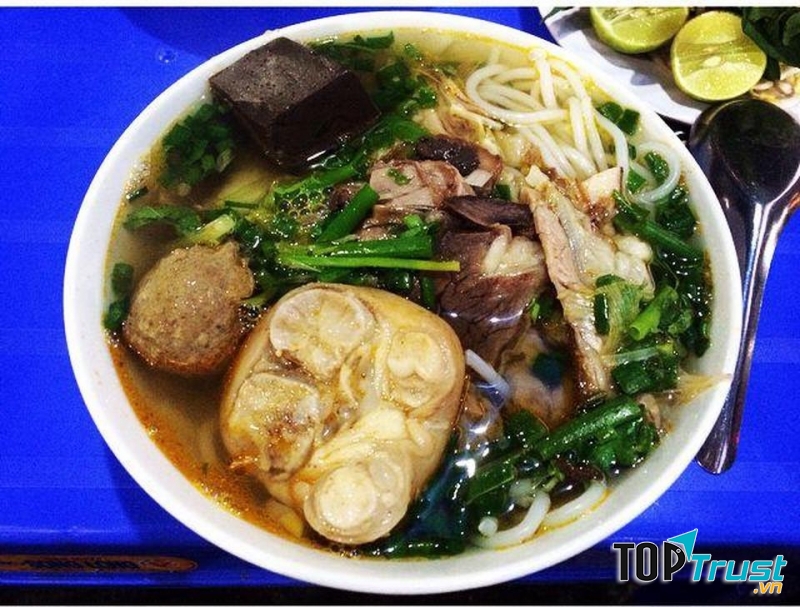 Bát bún bò Huế luôn gây ấn tượng bởi chiếc giò heo lớn và ngon mắt.