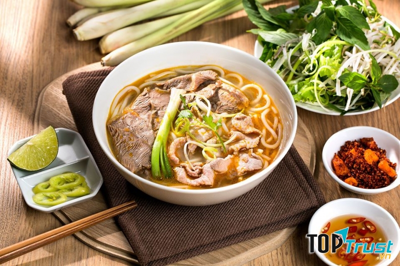 Nước lèo vô cùng đặc trưng, ngon ngọt đậm đà