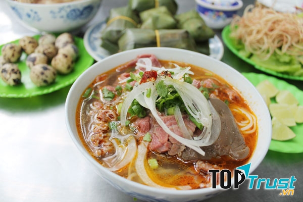 Tô bún bò Huế thơm ngon, đậm đà