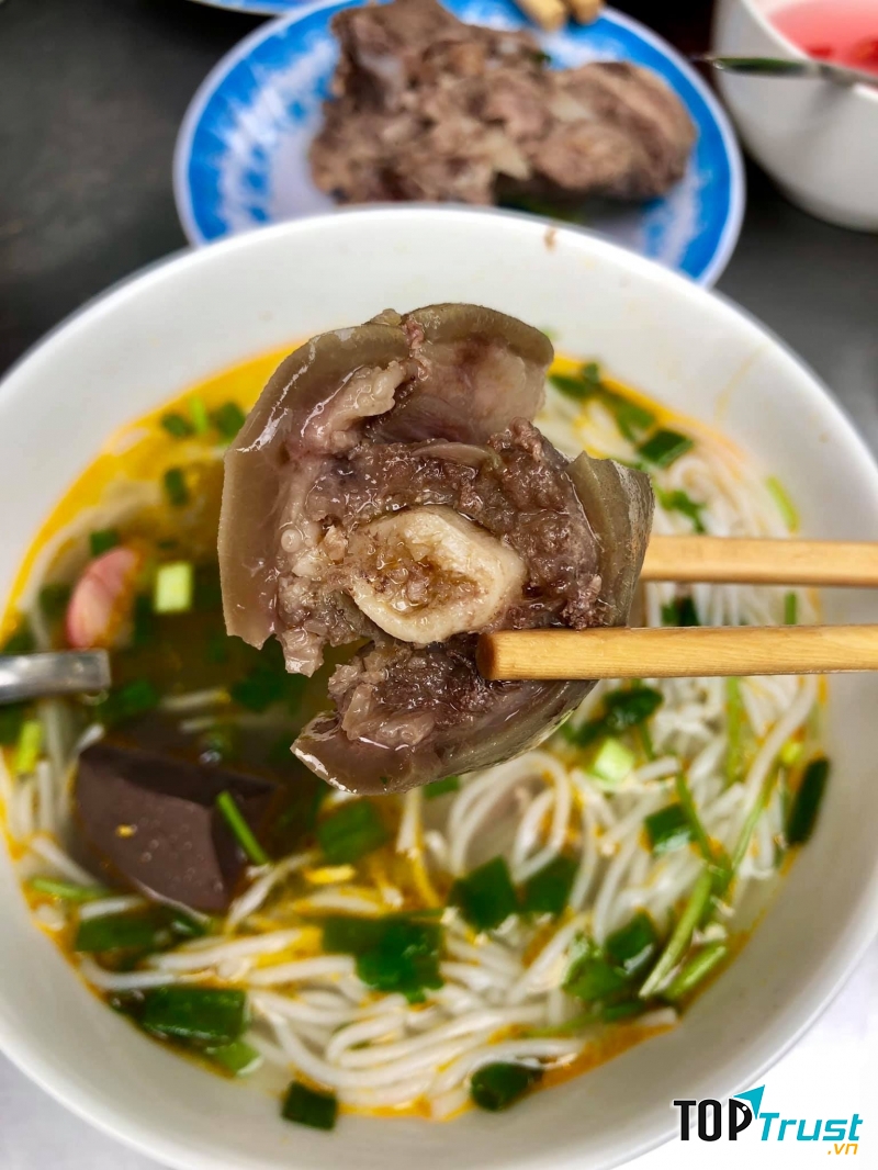 Bún bò Huế Chị Hồng