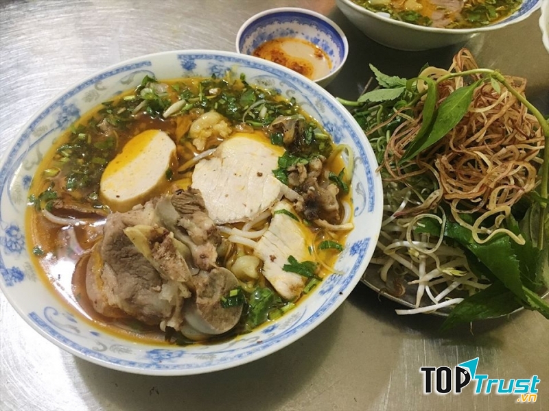 Không gian của quán không quá rộng rãi, khá nóng nhưng vẫn đủ sạch sẽ và có thể giúp bạn thưởng thức bún bò thoải mái nhất