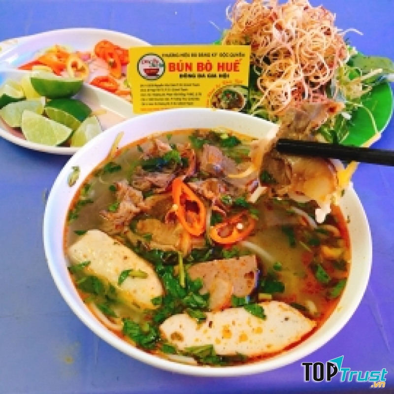 Bún bò của quán được đánh gía chuẩn huế, vị ngon và khẩu phần khá nhiều. Mức giá cũng không quá cao