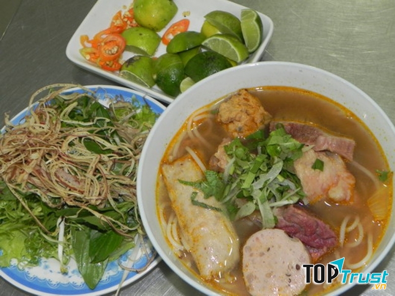 Quán rất đông khách