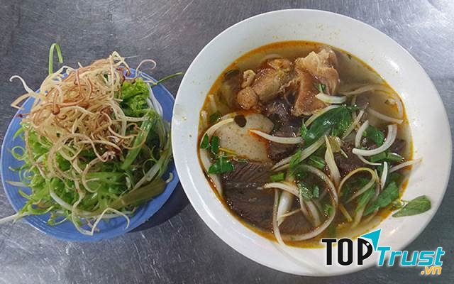 Nước dùng đậm đà đúng khẩu vị, nạm bò mềm, chả ngon không bột