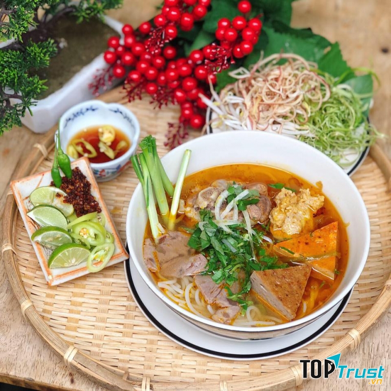 Nước dùng tại quán nấu rất đậm đà