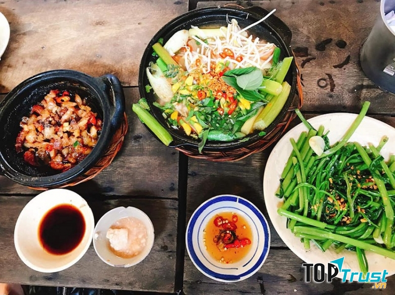 Bữa trơm tại Hồi đó bạn có thể chọn những món như canh chua bông điên điển, cá kho tộ,…