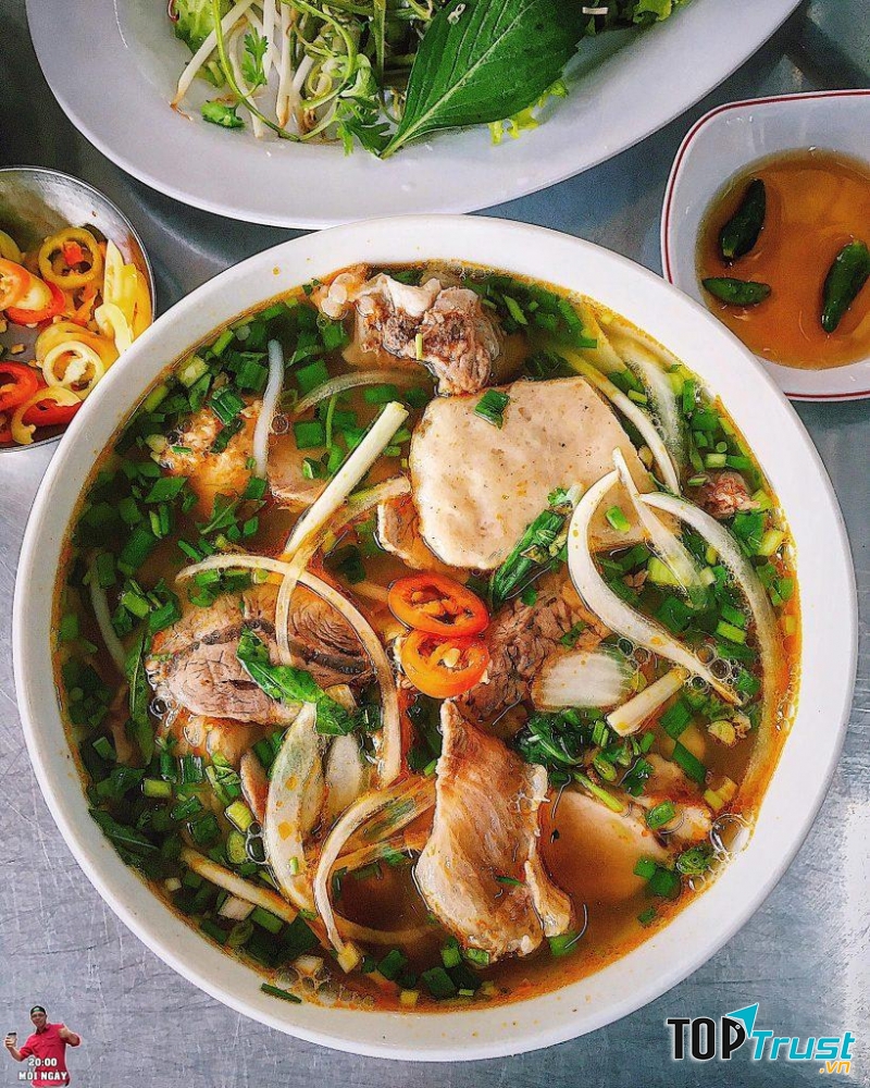 Một tô bún bò có khoanh giò, những miếng thịt nạc bò lớn.