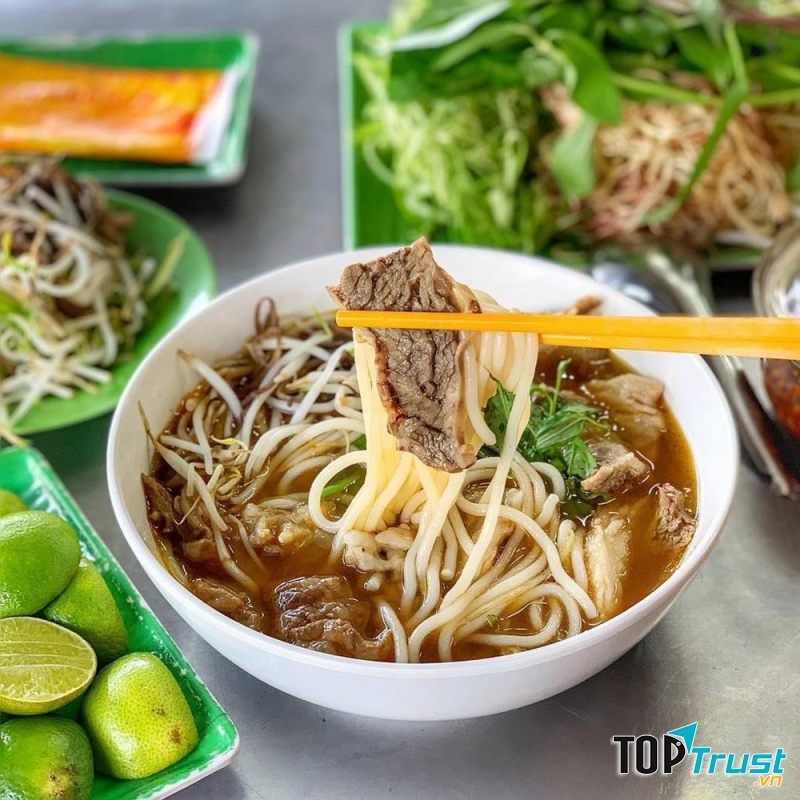 Tô bún bò Nhân Trí quen thuộc với sợi bún, bắp bò, giò heo, chả cua, nước lèo