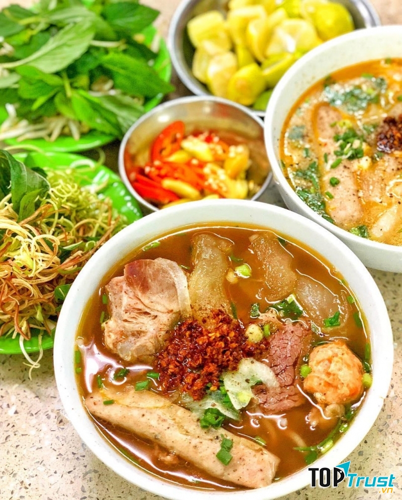 Trộn đều tô bún lên, tất cả các thành phần hòa quyện lại tạo một hương vị cực kì quyến rũ