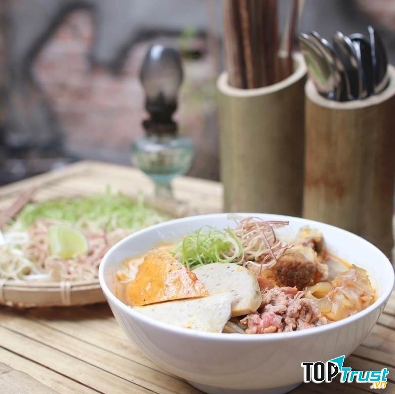 T﻿﻿﻿hêm một địa điểm ăn sáng ở Sài Gòn mà bạn nên thử đó là bún bò Huế Xưa﻿.