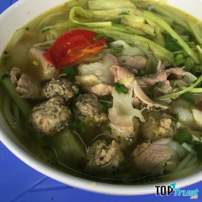 Quán bún bà Minh nổi tiếng với bát bún siêu đầy đặn, vừa có thịt lại vừa có rau, miếng sườn siêu to mà thịt thì cũng đầy ắp.