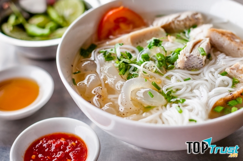 Phở luôn có mùi thơm nhẹ nhàng của quế, hoa hồi, thảo quả không lẫn với bất kì món ăn nào khác.