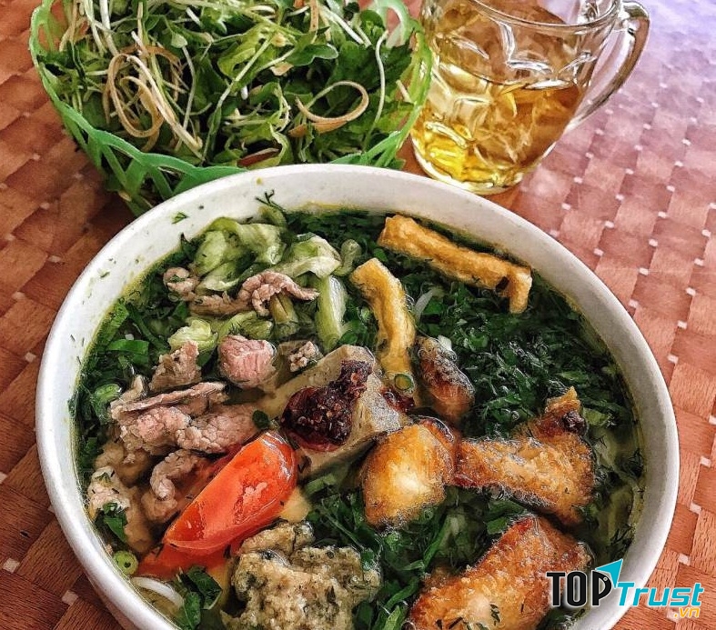 Một bát bún cá tại đây rất to, đầy đủ dọc mùng, cá rô rán giòn, thấm vị đậm đà, đậu phụ rán, thịt bò tái rồi chả mọc... bao la các loại topping