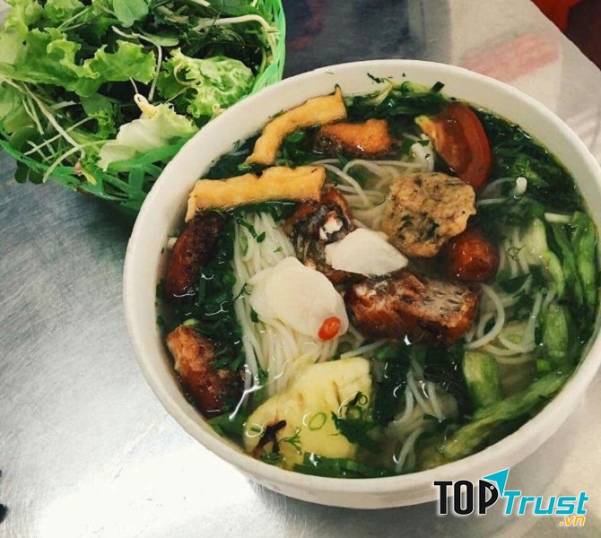 Nước dùng chua chua thanh thanh, không còn mùi tanh cả cá, có cả dứa nên rất thơm và kích thích vị giác