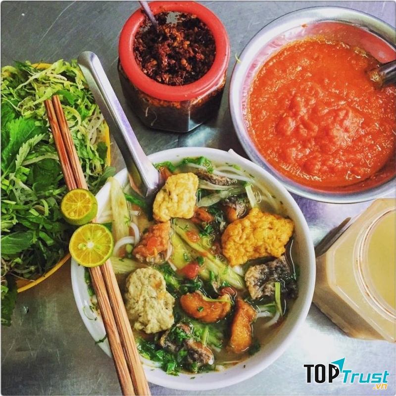 Bát bún khá đầy đặn, quán có phục vụ rau xanh ăn kèm, những miếng cá rán vàng rộm, vài viên chả cá, điểm thêm 1-2 miếng cà chua đỏ tươi cho thơm mà bắt mắt.