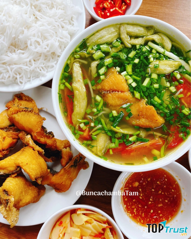 Một trong những quán bún cá chấm tại Hà Nội cũng được nhiều người yêu thích phải kể đến quán Bún Cá Chấm Bà Tâm