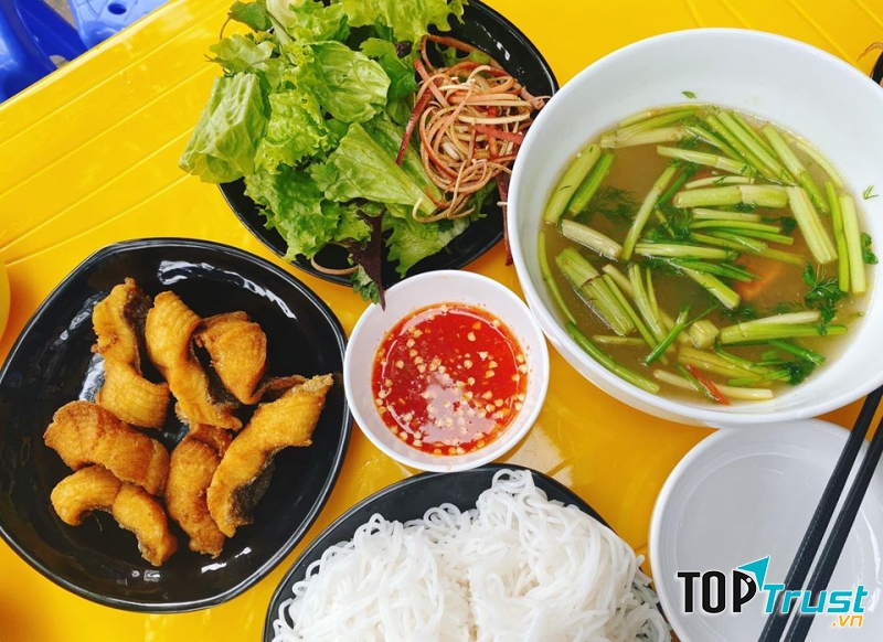Nước dùng đượ nấu cầu kỳ, ăn kèm các loại rau theo mùa