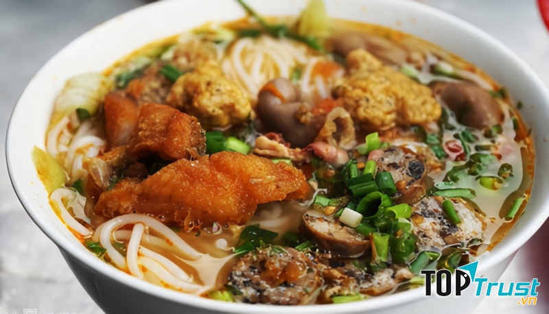 Bát bún cá đầy đủ tại Tạ Quang Bửu
