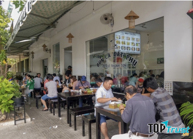 Không gian quán bún cá Đất Phú vô cùng sang trọng