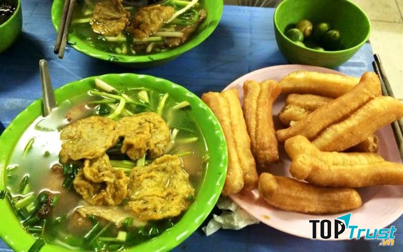 Một tô bún cá đầy đặn có cực nhiều chả cá, thịt cá được tẩm ướp rán giòn rụm