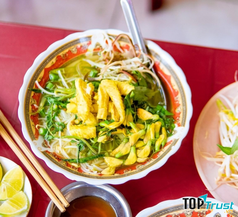 Một tô bún nóng hổi tại quán Bún cá lóc đặc sản miền Tây, đầy đặn topping sẽ khiến bạn hài lòng về hương vị và no căng bụng khi ra về. ﻿