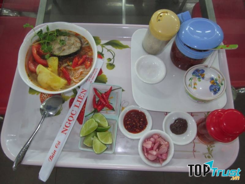 Tô bún cá tại quán