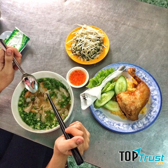 Món bún cá sứa và cơm gà xối mở nổi tiếng của quán
